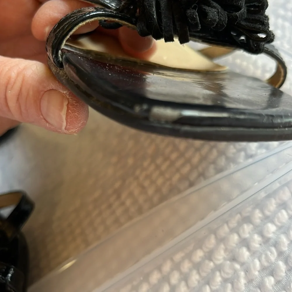 Hillard & Hanson black patent leather 1.5 inch heeled sandals. Size 6.5.